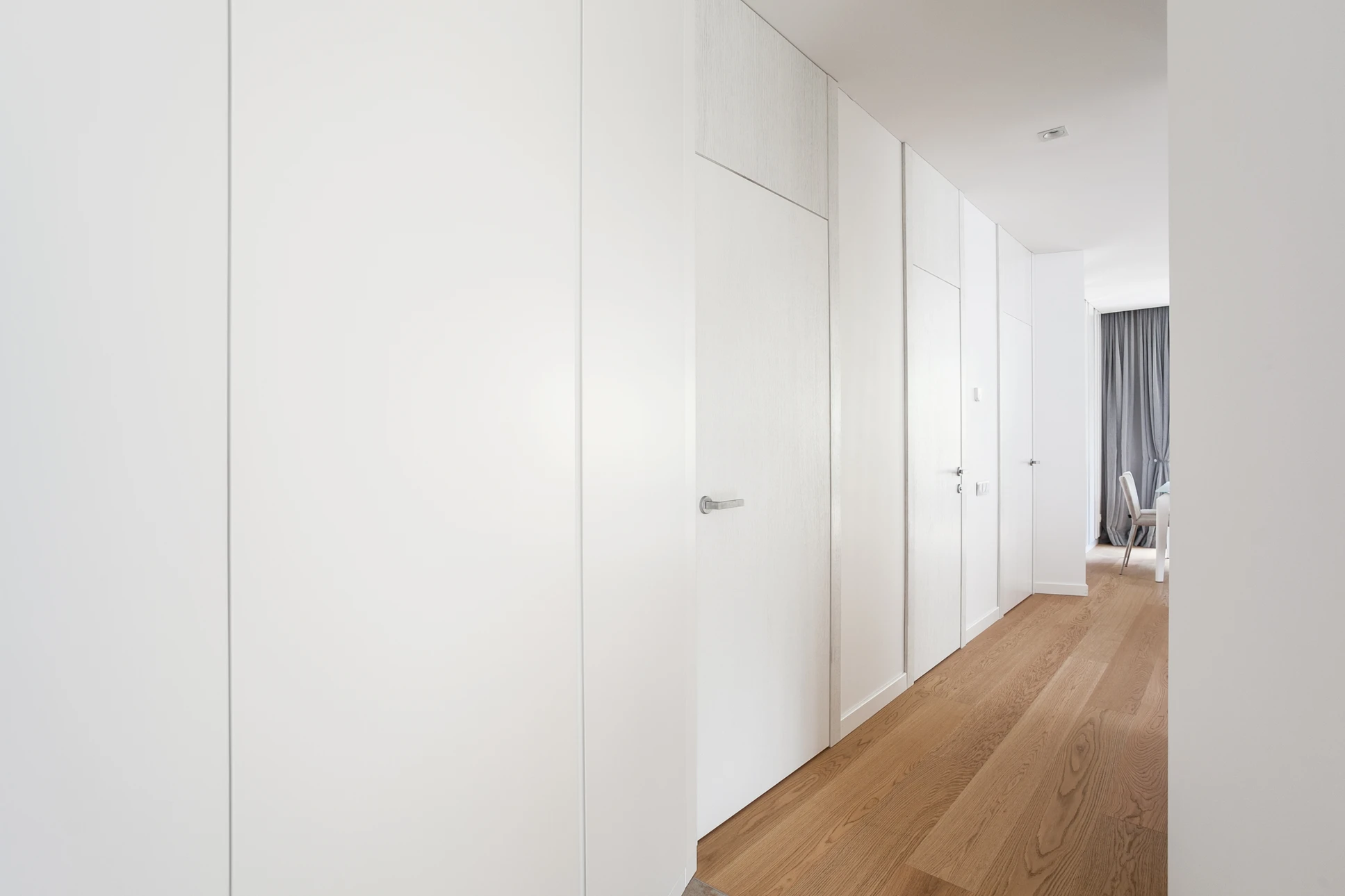 Ouvrier en bâtiment installant des cloisons sèches dans un intérieur en rénovation